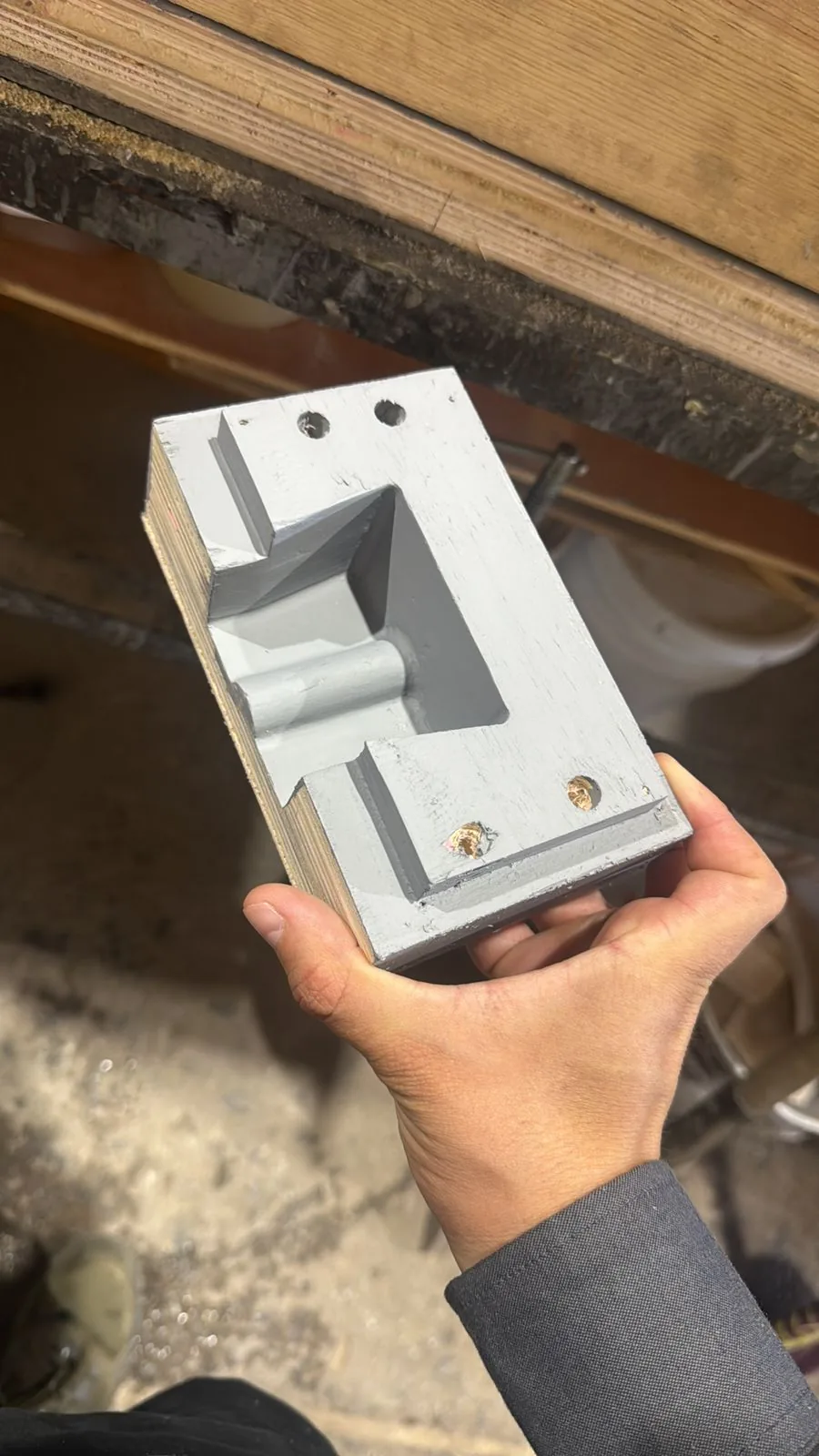 Modelo de caja pequeña en madera con acabado gris — CENCCO